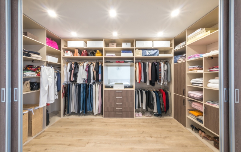 Men’s vs. Women’s Walk-In Closets: Key Design Differences